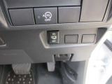 アイドリングストップ機能付です。特別な操作をしなくても、普段通りの運転をするだけで、エコドライブができる機能です。OFFボタンがありますので、必要に応じて使い分けてください。
