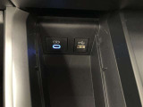 USBソケットはシフトレバーの脇に配置です。