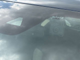 【i-ACTIVESENSE】走行中に前方の車両等を認識し、衝突しそうな時は警報とブレーキで衝突回避と被害軽減をアシスト。より安全にドライブをお楽しみいただけます。
