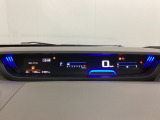 デジタル表示のスピードメーターとタコメーターを大きく配した見やすいメーター部になっています。左側のインフォメーション画面でオドメーターや燃費などの情報を確認できます。