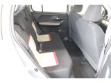 後席シートは分割可倒式。乗せる荷物や乗車人数に合わせて片側ずつ倒すことが出来ます。
