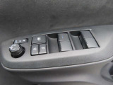 運転席のパワーウインドースイッチ部です。よく触れる場所だからこそ、使用状態があらわれますよね。ぜひこうした所もチェックしてください。