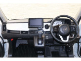 操作性に優れた運転席となります!小物入れや各ボタンの配置にこだわり、使いやすいです!座り心地もよく視認性も良好なのでロングドライブもお任せ下さい!