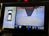 パノラミックビューモニターを装備。駐車場や交差点でクルマを真上から見るように周囲を確認できます。機能の詳細は販売店スタッフまでおたずねください。
