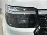 LEDヘッドライトは、点灯の瞬間から最大光量を発揮し、突然暗くなるトンネルなどでの安定感を高めます。