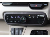 フルオートエアコンを装備。車内の温度設定だけでなくPM2.5にも対応した高性能集塵フィルターも装備しており車内はいつも快適空間♪
