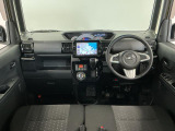 【インパネ】運転のしやすさを最優先に設計された見晴らしの良いフロントビュー。車両間隔が掴みやすく狭い道でも安心♪「安全」と「品質」を最優先に、安心してお乗りいただけるクルマを提供いたします。