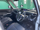 【運転席】座り心地が良いシートなので長時間の運転でも快適にお過ごしいただけます。新品のフロアマットのご注文も可能です。掲載箇所以外にご希望の写真がございましたらお気軽にお問い合わせ下さい。