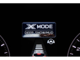 X-MODEは路面に応じてモードを選択するだけで4輪の駆動力やブレーキなどを最適にコントロール。悪路からのスムーズな脱出をサポートします。