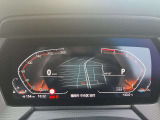 ◆インスツルメント・パネルのエレガントなデザインは、BMW特有の水平ラインで構成され、室内空間に端正な印象をもたらします。人間工学に基づいてレイアウトされた重要な操作系統は、直観的な操作が可能です◆