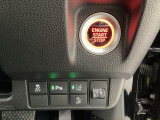 ハンドルの右側にはヘットライトリベライザーとHondaセンシング用のメインスイッチがついています。ヘッドライトリベライザーは道路状況や積荷の加重に応じてライトの高さを調節できます。