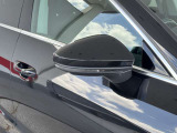 ●アウディサイドアシスト『後方の死角を並走する車両を検知しドアミラーの内側のLEDが点灯。ドライバーに注意を促し事故を未然に防ぐシステムです。』