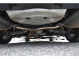 車両後方からの下回りです。マフラー防錆塗装や下回り防錆施工等も可能でございます。