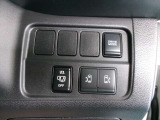 運転席スイッチで両側のスライドドアの開閉が出来便利です