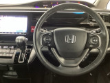 【ハンドル】運転にかかわる様々な操作を安全に行えるように視点移動が少なく操作性に配慮されたスイッチ類が凝縮されたコックピットです。