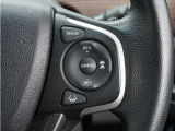 【アダプティブクルーズコントロール】ステアリングのスイッチを操作するとミリ波レーダーで先行車との距離を測定。設定を適切に保ちながら加速・減速、さらに停止まで自動に追従します。