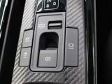 「HOLD」スイッチを押し、システムONの状態にしておくことで、渋滞や信号待ちなどでブレーキを踏んで停車した時にブレーキを保持。アクセルを踏むと解除されます。