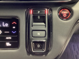 シフトはセレクトレバーのなくなったエレクトリックギアセレクターになっています。「e:HEV」搭載車ですので、日常シーンのほとんどをモーターで走行し、状況に応じあらゆる領域で優れた燃費走行を実現します。