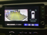 バックギアに入れますとご覧のような画像に自動的に切り替わります。車庫入れ時に役立ちます。