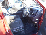 体が沈み込まないちょうどいい固さのシートなので、長時間の運転も疲れづらいんですよ♪足元もすっきりと広いです!