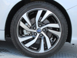 18インチ純正アルミホイール。 タイヤサイズは225/45R18