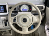 インテリアに合わせたデザインのステアリングは、運転される方のことも考え、運転しやすい形状、大きさです。是非一度、実際に触ってお確かめください。