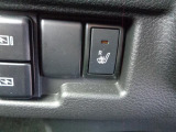 運転席シートヒーター装備。寒い季節にはとても役に立つ有難い装備です。
