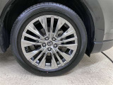 純正のアルミホイール装着。タイヤサイズは225/55R19