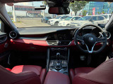 イタリア車ならではの美しさ、走りへのこだわりを感じるインテリアデザイン!