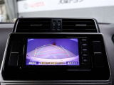 バックガイドモニター付き。車両後方の映像をナビ画面に表示し、駐車などの後退操作をサポートします。