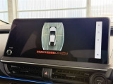 【PVM】映像を合成して、車を真上から見下ろしたような映像をナビゲーション画面に表示する機能です。運転席からでは見にくい車の周囲の状況を把握し、駐車や狭い道での走行などを安全に行えます。