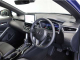 落ち着いた色合いで統一された室内。居心地の良い運転席がロングドライブをサポート。