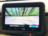 【バックカメラ】駐車時に後方がリアルタイム映像で確認できます。大型商業施設や立体駐車場での駐車時や、夜間のバック時に大活躍!運転スキルに関わらず、今や必須となった装備のひとつです!