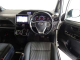 革巻きステアリングで快適な操作性の運転席です。