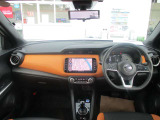 開放的で周囲が広く見渡せる運転席は車両の感覚がつかみやすくて安心安全です♪雨の日も視界良好、油膜や汚れの付着を防止するウィンドウ撥水の施工も承ります♪フロントガラスだけでなく、全ガラスに施工可能です☆