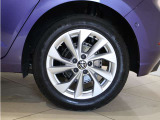 純正16インチアルミホイールを装着。タイヤサイズは195/55 R16です。