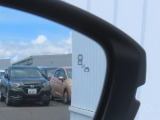 【ブラインドスポットモニター】後方を走る車を確認するための機能です。センサーによって周囲の車両を検知して、ドライバーに伝えてくれるものです。後方にある車両を検知することで、事故を防ぐ確率を高めます。