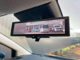 後席の荷物や乗員に遮られないクリアな後方視界を実現。スイッチ一つで通常の鏡面と切替可能です!