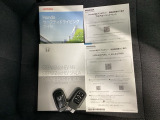 メンテナンスノート【点検整備記録簿・保証書】、取説です。スマートキーはバッグなどにしまったままボタン操作でエンジンの始動・停止ができて大変便利です。