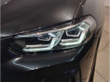 【LEDヘッドライト】先進のLEDテクノロジーを採用。放射される白色光の周波特性は太陽光に近く、バイキセノン・ヘッドライトを上回るコントラストで更に明るく輝きます!