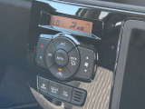 【オートエアコン】一度お好みの温度に設定すれば、車内の温度を検知し風量や温度を自動で調整。暑い&hellip;寒い&hellip;と何度もスイッチ操作をする必要はありません。快適な車内空間には必須の機能ですね♪