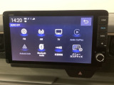 HondaCONNECT対応の便利なナビディスプレー。お持ちのスマートフォンと連携して、ナビやBluetoothでの音楽再生が可能です。デザインはもちろん、操作性も良好です。