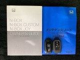 スマートキーは鍵をバッグに入れたままでもドアロックの開閉やエンジンのON・OFFができます。夜間や雨の日も鍵を探さなくて良いので便利です。