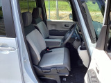 【ベンチシート】運転席と助手席の移動もスムーズ!狭い駐車場での乗り降りや、お子様の乗り降りにも便利です。座席の間にコンソールボックスやドリンクホルダーがないため、車内空間が広く感じます。