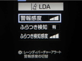 レーンディパーチャーアラートとは車線、又は走路からの逸脱の可能性をブザーにて警告します。