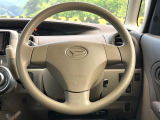 インテリアに合わせたデザインのステアリングは、運転される方のことも考え、運転しやすい形状、大きさです。是非一度、実際に触ってお確かめください。