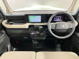 【運転席・助手席】運転席の足もともゆったりで長距離ドライブでも快適に★