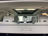 オープン時には、XC60のキャビンに明るく開放的な雰囲気をもたらすため、外光をたっぷりと取り入れることのできる、チルトアップ機構付電動パノラマガラスサンルーフ。