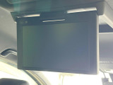 【フリップダウンモニター】大画面モニターで後席でもエンタメをお楽しみいただけます。小さなお子様にも大人気の装備です♪