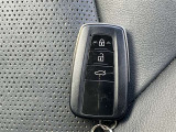 スマートエントリーキーシステムです。鍵を持っていればドアロック、解除、エンジン始動も楽チンです。イチイチ鍵を出す手間も無くなりますよ。悪天候時にも重宝しますね。